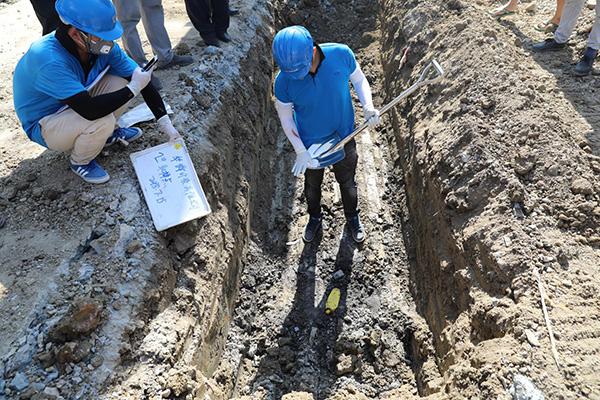 江蘇一工業園被曝偷埋化工廢料:現場挖出刺鼻(bí)黑土