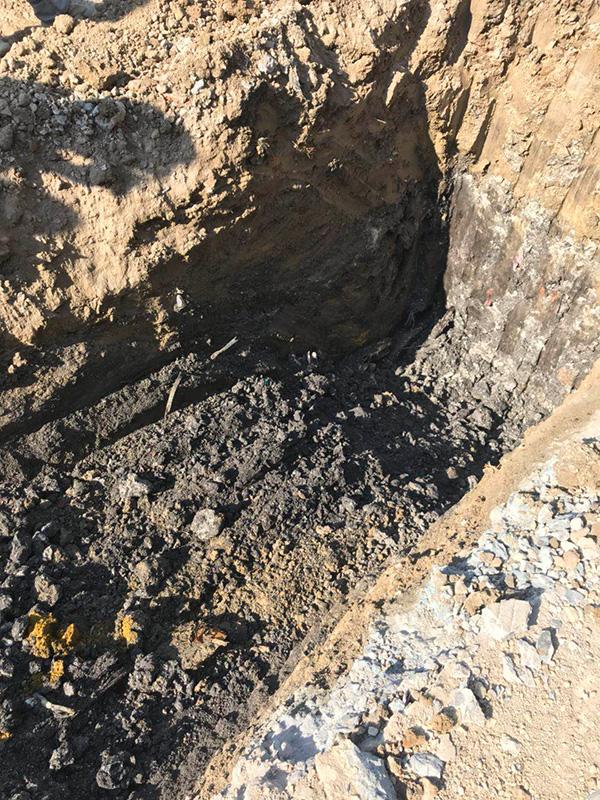 江蘇一工業園被曝偷埋化工廢料:現場挖(wā)出刺鼻黑土 江蘇一工業(yè)園被曝偷埋化工(gōng)廢(fèi)料:現(xiàn)場挖(wā)出刺鼻黑土