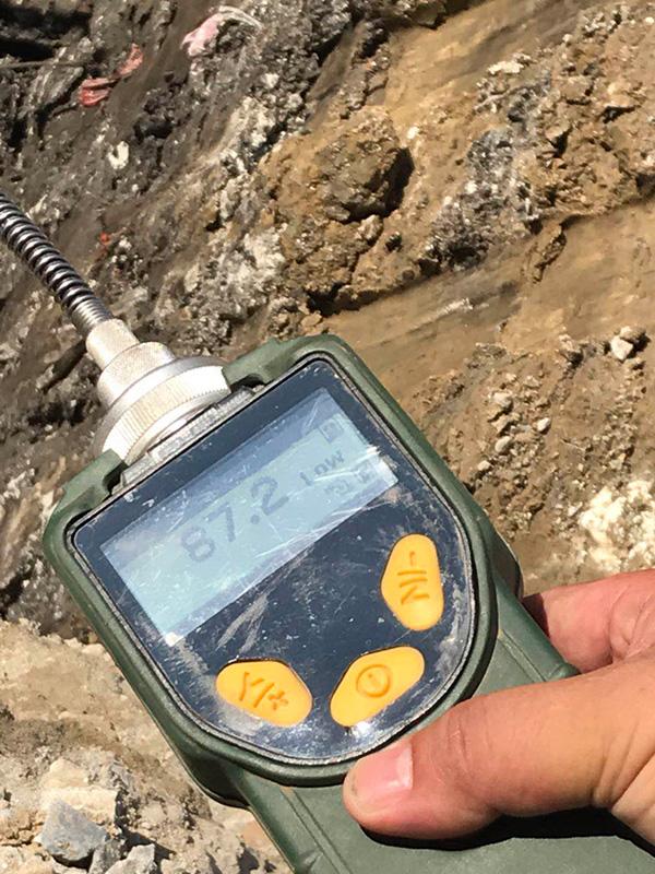 江蘇一工業園被曝偷(tōu)埋化工廢料:現場挖出刺鼻黑土